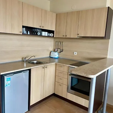 Spacious One-bedroom Ground Floor Near Pirin Golf Apartman *